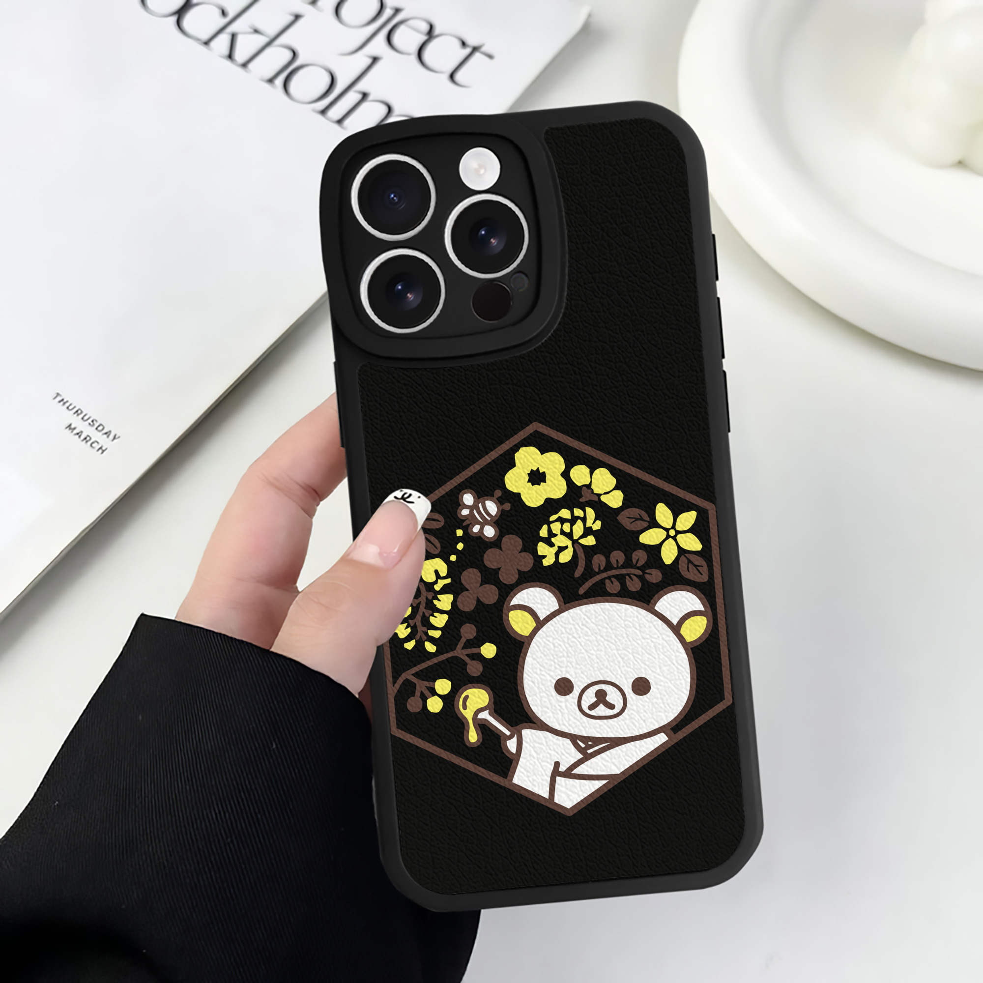 （画像用） リラックマ リラックマ キイロイトリ Rilakkuma Korilakkuma Kiiroitori 【iPhone 16シリーズ対応】シリコンスマホケース（レザー調） 材質：シリコン